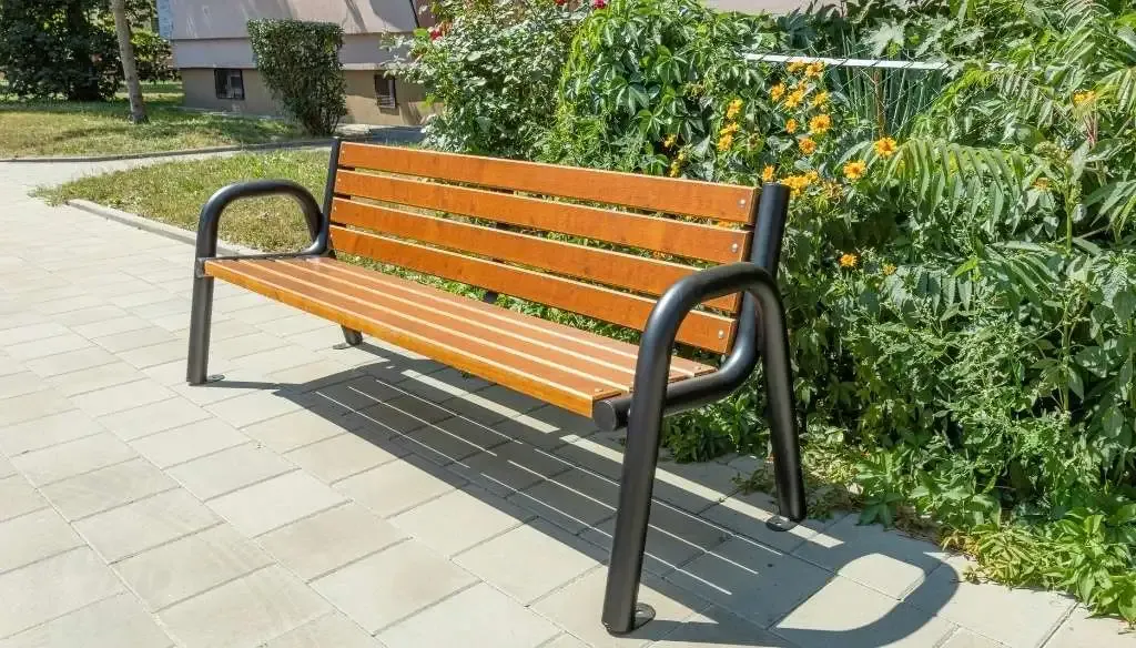 Ławka stalowa na chodniku