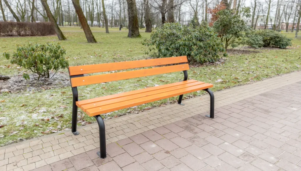 5 pomysłów na aranżację ogrodu z wykorzystaniem ławki